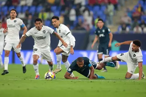 كيمارايس أمام موسوفسكي.. تشكيل بوتافوجو وسياتل في كأس العالم للأندية